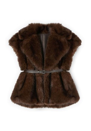 Brązowa kamizelka bez rękawów z futerka ekologicznego, z szerokimi klapami i cienkim pasem w tym samym kolorze w talii, ułożona płasko na białym tle.