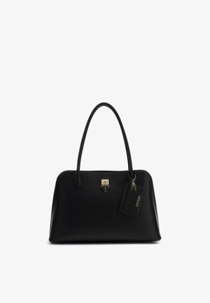 Sac à main Guess noir avec double poignée, emblème logo doré et étiquette de marque attachée sur fond blanc.