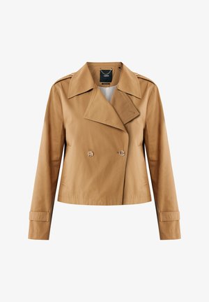 Den brune dobbeltbrettede jakke har en bred krave, gyldne knapper, lette skulderdetaljer og knaplukninger ved ærmerne. Den er lavet af glat stof.