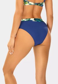 Dół stroju kąpielowego w gładkim granatowym materiale. Kwiatowy nadruk na pasie, z wysokimi wycięciami na nogawkach. Gładka tekstura, odpowiedni na plażę.