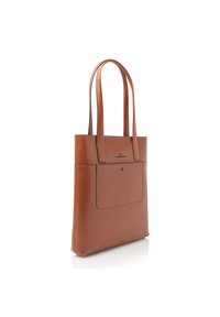 Borsa tote in pelle marrone con due manici lunghi, caratterizzata da una tasca frontale e dettagli cuciti lungo i bordi per garantire durabilità.