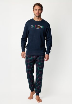 Sudadera azul marino con el texto "NAP TIME with MICKEY" en letras coloridas, combinada con pantalones de pijama de cuadros en tonos azul, verde y rojo.