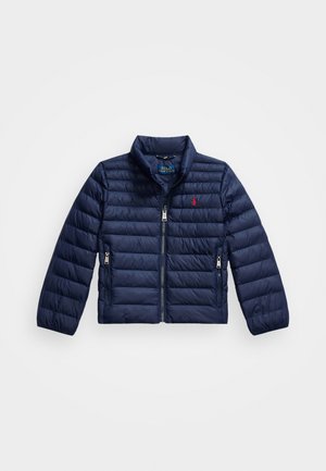Veste matelassée navy avec col haut, fermeture éclair à l'avant, et deux poches zippées à l'avant ; présente une texture matelassée et un petit logo sur la poitrine.