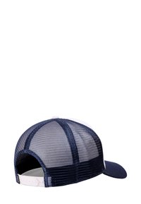 Cappello trucker in rete blu navy e bianco con cinturino regolabile sul retro, mostrato da un'angolazione laterale e posteriore.