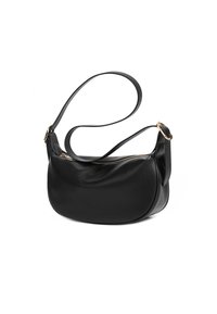Borsa a spalla in pelle nera con forma curvata, caratterizzata da una chiusura con zip e una lunga tracolla regolabile con dettagli in metallo dorato.