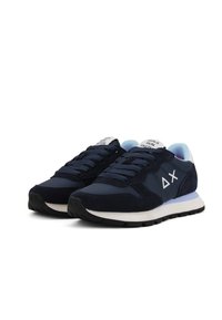 Een paar marineblauwe sneakers met witte zolen, zwarte veters en de tekst "GIRLS RUN FAST" op de tong, schuin gepositioneerd op een witte achtergrond.