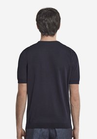 Mörkblå kortärmad tröja med rund halsringning, stickad textur och ribbade ärmslut och nederkant. Enkel design med en åtsittande form.