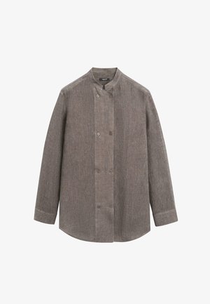 Brązowa lniana kurtka kucharska z długim rękawem, kołnierzem typu mandarynka i dwurzędowym zapięciem na guziki, prezentowana na białym tle.