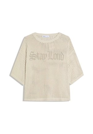 Beiger kurzärmliger Strickpullover mit durchlöchertem Muster und dezentem Textdesign auf der Brust, flach auf weißem Hintergrund ausgelegt.