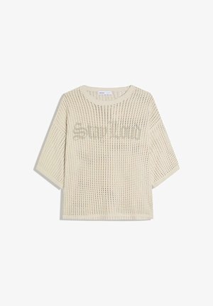 Beiger kurzärmliger Strickpullover mit durchlöchertem Muster und dezentem Textdesign auf der Brust, flach auf weißem Hintergrund ausgelegt.