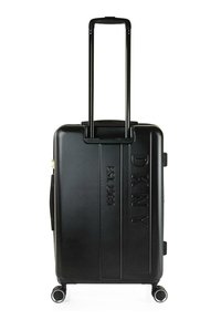 Maleta rígida negra con un acabado texturizado, branding en relieve, asa retráctil y cuatro ruedas giratorias para mayor movilidad.