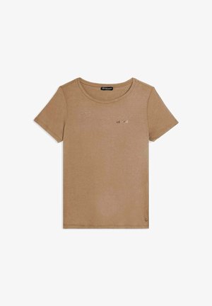 Camiseta marrón de manga corta con cuello redondo, hecha de tela suave, que presenta un sutil detalle de texto brilloso cerca del área del pecho.