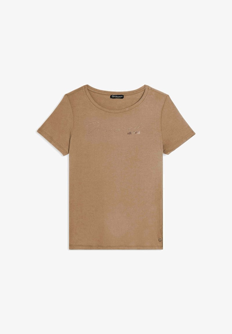 Camiseta marrón de manga corta con cuello redondo, hecha de tela suave, que presenta un sutil detalle de texto brilloso cerca del área del pecho.