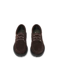 Καφέ δερμάτινα παπούτσια με κορδόνια, στρογγυλεμένη μύτη, αντίθετη ραφή και καουτσούκ σόλες. Διαθέτουν επένδυση με μαξιλάρι για άνεση.