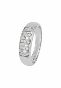Anillo de plata con cinco filas horizontales de pequeñas piedras claras. Banda lisa y pulida con un perfil redondeado y un detalle grabado en el interior.
