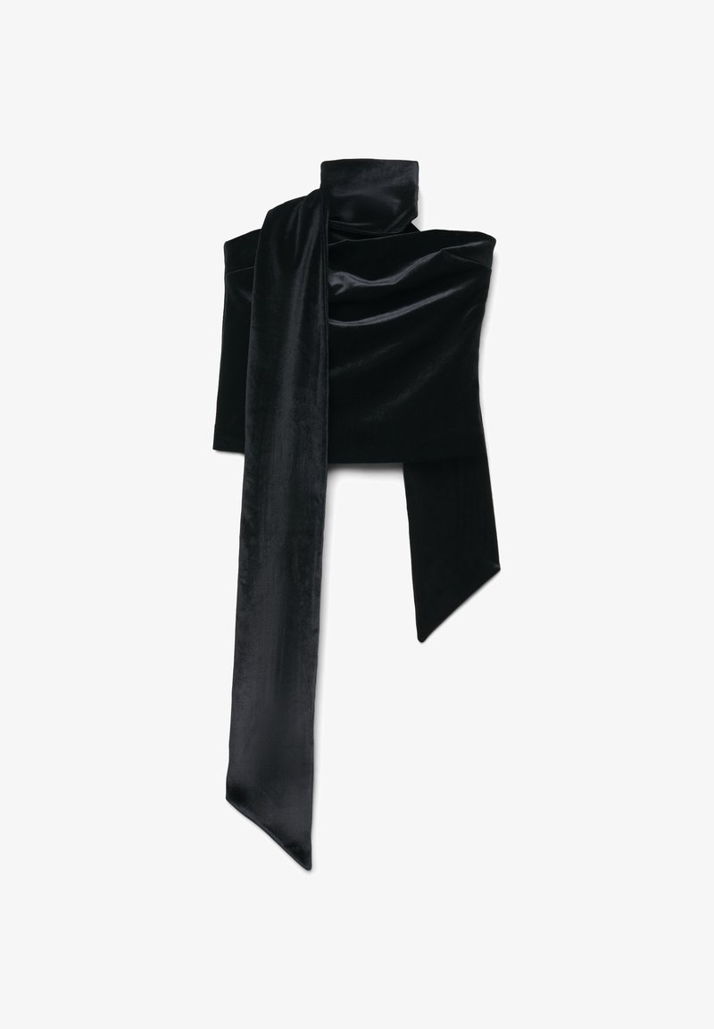 Sciarpa in velluto nero con una texture liscia. Presenta un design ampio e drappeggiato con estremità allungate, offrendo un aspetto slanciato ed elegante.