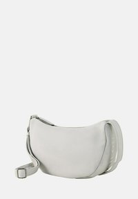 Graue Leder-Crossbody-Tasche mit glatter Textur, geschwungener Form und verstellbarem Tragegurt. Verfügt über einen Reißverschluss und dezente Markenkennzeichnung.