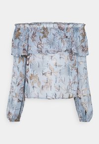 Blouse bleu clair épaules dénudées avec manches longues, col à volants et motif floral argenté et marron.