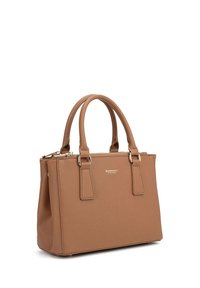 Borsa a mano color tan con un design strutturato, texture liscia, manici superiori e chiusura con zip. Presenta il logo sul davanti e hardware argentato.