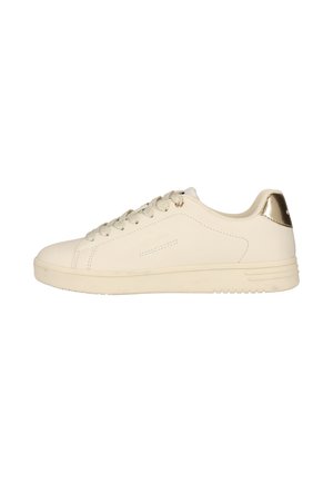 Lavtop beige sneaker med beige snørebånd, flad sål og metallisk gyldent accent på hælkappen, vist fra ydersiden.