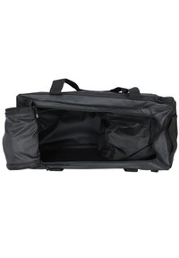 Czarna torba sportowa z dużą komorą główną, z tkaniny, z podwójnymi uchwytami i boczną kieszenią zapinaną na zamek dla dodatkowej przestrzeni na przechowywanie.