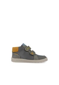Zapato alto gris con correas de velcro, acento de tejido amarillo texturizado, detalles de ante y suela de goma. Presenta un logo en el lateral y forro azul.