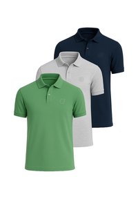 Tres camisetas polo dispuestas verticalmente: verde, gris y azul marino. Cada una cuenta con un cuello y un pequeño logo en el pecho. Tejido suave, mangas cortas.