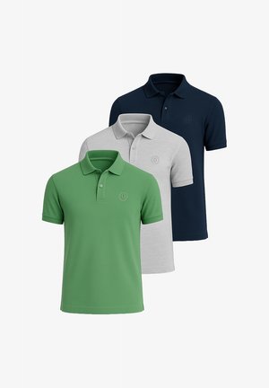 Grøn bomulds polo shirt med korte ærmer, parret med lyseblå jeans og hvide sneakers. Har logo på venstre bryst.