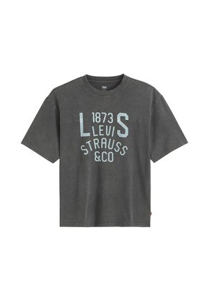 T-shirt gris foncé à manches courtes avec "1873 Levi Strauss & Co" imprimé en grandes lettres bleu clair sur la poitrine.