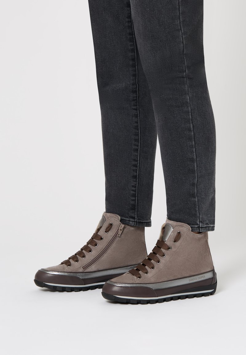 Sneakers high-top in suede grigio con lacci marroni, suole in gomma e accenti metallici, dotati di una cerniera laterale per un facile indossamento.