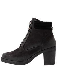 Botas negras de tobillo con un upper de cuero texturizado, que cuentan con un alto tacón de bloque, diseño de cordones y acentos en metal plateado.