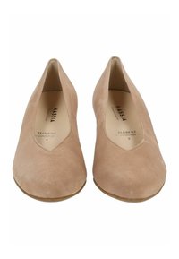 Des chaussures slip-on en suede rose clair avec un bout arrondi, présentant une ouverture en forme de V et une texture lisse. Un design confort est indiqué à l'intérieur.