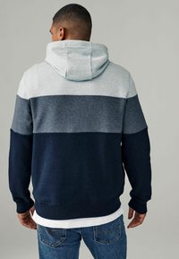 Hoodie in drie kleurblokken: lichtgrijs, donkergrijs en marineblauw. Katoenmengsel met ribgebreide manchetten en zoom.