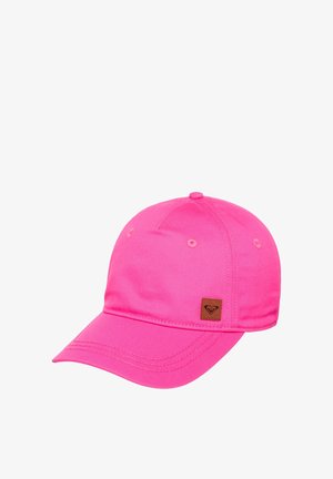 Helles pinkes Baseballcap mit gebogenem Schirm und kleinem braunem Fleck mit herzförmigem Logo auf weißem Hintergrund.