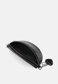 Schwarze Lederpouch mit Krokodilprägung in runder Form, silbernem Reißverschluss und einem kleinen Schlüsselanhänger als Akzent. Das Innere ist glatt und schwarz.
