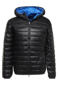 Svart puffjacka med huva, med en blå innerfoder, dragkedjestängning, quiltat mönster och glänsande, slät textur.