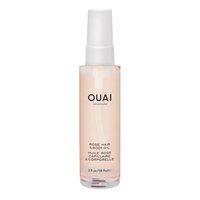 Klart glassflaske med lys rosa olje, med en hvit pumpehette. Teksten på fronten leser "OUAI HAIRCARE ROSE HAIR & BODY OIL."