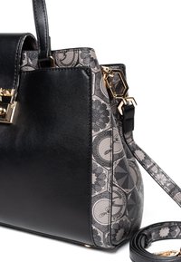 Borsa a mano nera in pelle con pannelli laterali grigi a motivi, hardware esagonale dorato, manico superiore e tracolla removibile.