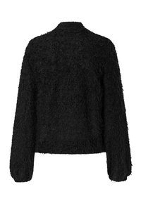 Schwarzer, flauschiger Pullover mit hohem Kragen, langen Ärmeln und kastiger Silhouette. Texturiertes Material mit weicher, plüschiger Optik.