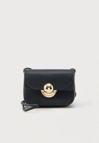 Melna ādas soma ar apaļu zelta metāla aizdari, taisnstūrveida formu un noņemamu siksnu, kas nodrošina daudzpusību.