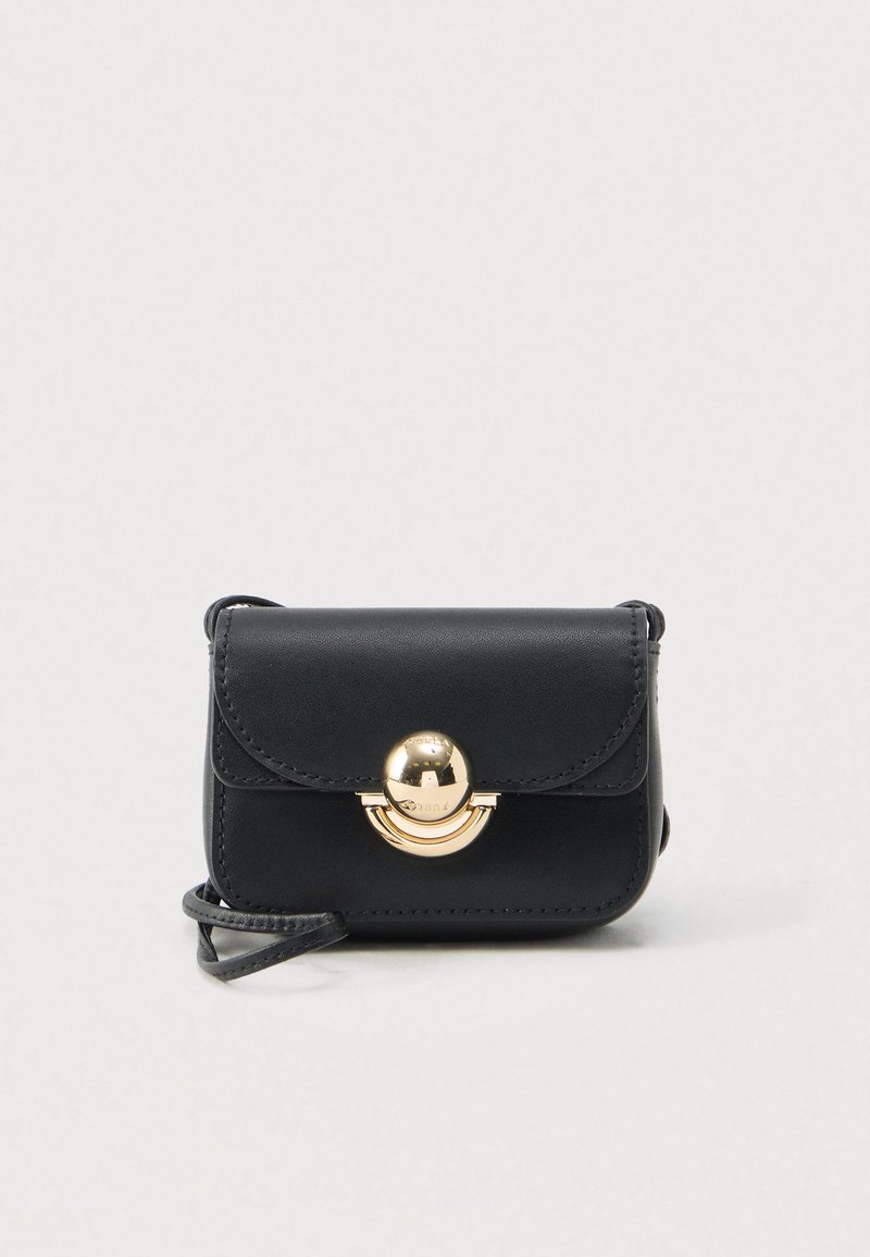 Czarna skórzana torebka na ramię z zaokrąglonym zapięciem ze złotego metalu, prostokątnym kształtem oraz odpinanym paskiem dla większej wszechstronności.