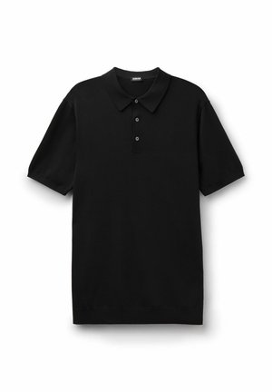 Czarna koszulka polo z krótkim rękawem, trzema guzikami i klasycznym kołnierzem, położona płasko na białym tle.