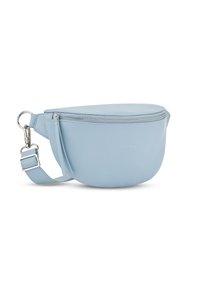 Marsupio in pelle blu chiaro con design curvo, zip argentata, tracolla regolabile e un piccolo dettaglio a nappina sul cursore della zip.