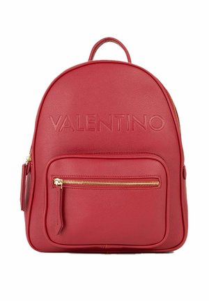 Sac à dos en cuir rouge avec poche avant zippée et logo Valentino embossé en haut au centre.