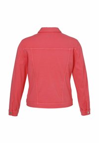 Koraaldenim jasje met een kraag, lange mouwen en knoopdetails, zichtbaar gestikte naden en een getailleerd ontwerp.