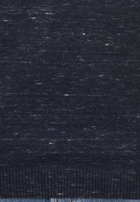 Kötött sötétkék pulóver texturált felülettel, amely finom világos árnyalatú foltokat tartalmaz, és ribbelt szegéllyel zárul az alján.