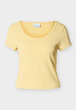Kortærmet lysegul ribbet crop top med scoop-udskæring og et lille mærke med brandnavn indeni kraven.