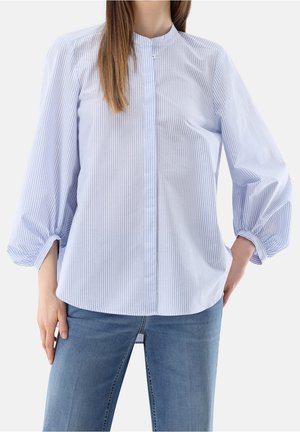 Jasnoniebieska bluzka w białe paski z kołnierzykiem mandarynkowym, zapinana na guziki z bufiastymi rękawami, wykonana z gładkiego materiału. Casualowy krój.