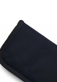Schwarze Stoffbörse mit strukturierter Oberfläche, mit gesticktem Rand und Logo-Detail in einer dunkleren Farbgebung. Kompakte und rechteckige Form.