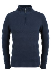 Maglione blu navy con colletto alto e zip a metà. Presenta strisce orizzontali testurizzate e polsini a costine. Realizzato in tessuto lavorato a maglia.